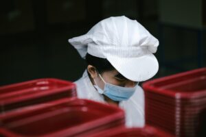 顔の脂肪吸引後、マスク以外で隠す工夫は季節別にどうする？
